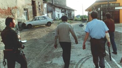 Photo of Fotografije ratnog zločina u Brčkom i dalje traže odgovor: Da li je fotograf platio dželatu da ubije civila?