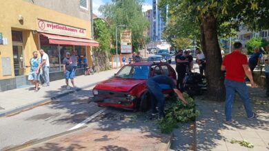 Photo of Vozač golfa u centru Goražda sletio s ceste pa oštetio stabla i motocikl