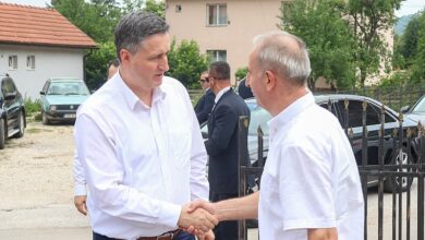 Photo of Bećirović posjetio Rogaticu i razgovarao s mještanima: Svako ko se vrati na svoje ognjište je heroj