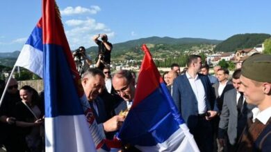 Photo of Dodik vezao zastave na mostu Mehmed-paše Sokolovića, govorio o oslobađanju Sarajeva…