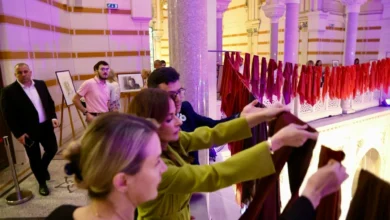 Photo of U sarajevskoj Vijećnici otvorena izložba “Majke” i umjetnička instalacija “Marame sjećanja”