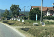 Photo of Provokacije u Bratuncu uoči 11. jula: Uz cestu fotografije pripadnika Vojske RS