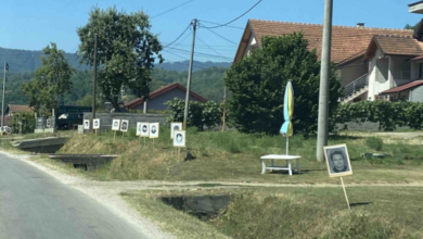 Photo of Provokacije u Bratuncu uoči 11. jula: Uz cestu fotografije pripadnika Vojske RS