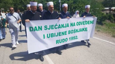 Photo of U Rudom obilježili dan sjećanja na ubijene Bošnjake, 101 ruža zaplovila Limom