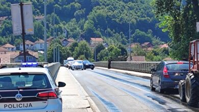 Photo of Goražde: Muškarac izazvao incident, parkirao automobil na Mostu žrtava genocida u Srebrenici i otišao u kafanu