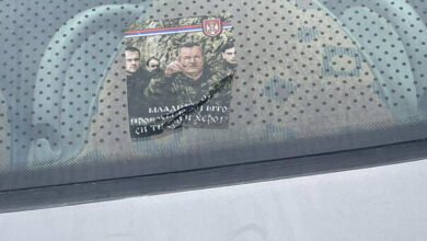 Photo of Autobus mladih fudbalera iz Lukavca oblijepljen likom Ratka Mladića