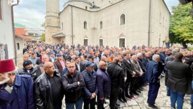 Photo of Hiljade građana na dženazi Halidu Bešliću ispred Begove džamije u Sarajevu