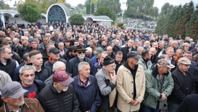 Photo of Desetine hiljada ljudi stiglo na groblje Bare, mjesto gdje će biti ukopan Halid Bešlić