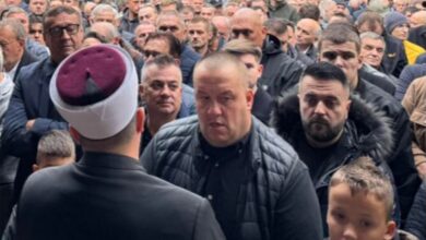 Photo of Emotivan govor hafiza ef. Malkića na dženazi Halidu Bešliću u Begovoj džamiji: “Odlaskom našeg brata, na gubitku je cijeli svijet”