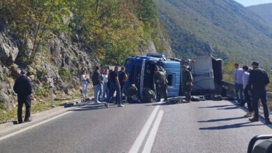 Photo of Vojnici EUFOR-a spasili vozača kamiona koji se prevrnuo dok je pokušavao izbjeći drugo vozilo