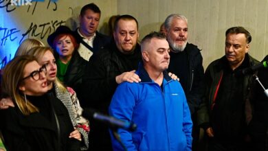Photo of Sin Halida Bešlića nije skrivao emocije na okupljanju u Sarajevu, suzama odao počast ocu