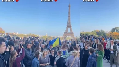 Photo of Ispred Eiffelovog tornja vijori se bh. zastava i pjevaju Halidove pjesme: I Pariz se oprostio od legende
