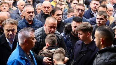 Photo of Unuk Halida Bešlića neutješno plakao pred dženazu u Begovoj džamiji, otac ga pokušavao utješiti