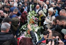 Photo of Po završetku dženaze na gradskom groblju Bare građani Halidov mezar “zasuli” cvijećem
