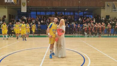 Photo of Romantika na terenu: Rukometaš Goražda zaprosio djevojku pred publikom
