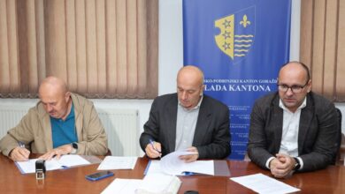 Photo of Potpisan ugovor za izvođenje radova na izradi termo-fasade na fiskulturnoj sali OŠ „Prača“