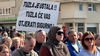 Photo of Veliki protesti u Tuzli, građani ljuti i uzvikuju: “Pedofili napolje!”