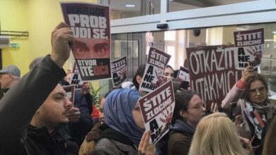 Photo of Zbog dolaske izraelske ekipe u Sarajevo: Građani pokušali ući na sjednicu Vlade, specijalci ih zaustavil