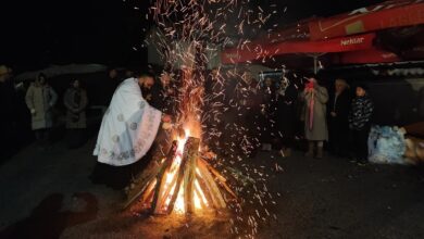 Photo of Poruka nade u danima iskušenja: Zapaljen badnjak uz molitve za ljude sa obala Drine