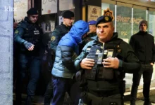 Photo of Muhamed Ajanović u pratnji specijalaca napustio ordinaciju u Sarajevu, završeni pretresi