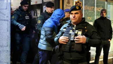 Photo of Muhamed Ajanović u pratnji specijalaca napustio ordinaciju u Sarajevu, završeni pretresi