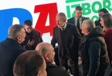 Photo of Izetbegović: Mi nismo za pregovaračkim stolom već na stolu, Trojka ne smije ostati na vlasti