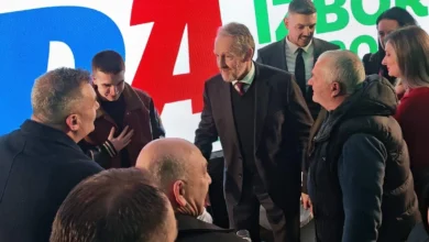 Photo of Izetbegović: Mi nismo za pregovaračkim stolom već na stolu, Trojka ne smije ostati na vlasti