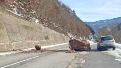 Photo of Izbjegnuta tragedija kod Ustiprače: Stijena teška nekoliko tona pala na put, pukom srećom niko nije stradao