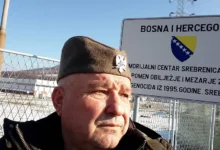 Photo of Pripadnik četničkog pokreta iz Srbije sa kokardom na glavi provocirao ispred Memorijalnog centra u Potočarima