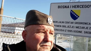 Photo of Pripadnik četničkog pokreta iz Srbije sa kokardom na glavi provocirao ispred Memorijalnog centra u Potočarima