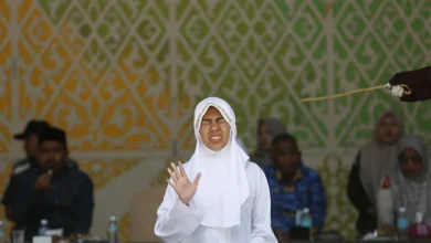 Photo of Mladi par iz Indonezije javno bičevan zbog alkohola i seksa izvan braka