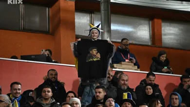 Photo of Hit majica na Bilinom polju: “Dedo iz Velsa” stigao na tribine uz poruku koja je oduševila navijače