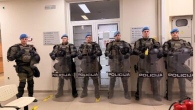 Photo of Uoči novih protesta mladih: Jake policijske snage ispred Skupštine KS i specijalno vozilo MUP-a