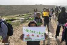 Photo of Izraelski doseljenici bez kočnice: Bodljikavom žicom zagradili palestinskim mališanima put do škole