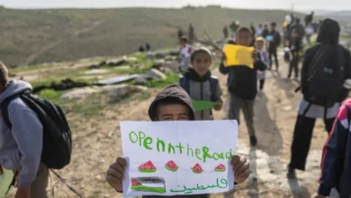 Photo of Izraelski doseljenici bez kočnice: Bodljikavom žicom zagradili palestinskim mališanima put do škole
