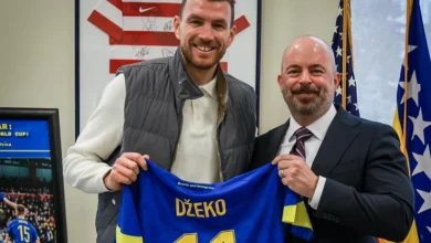 Photo of Edin Džeko posjetio Ambasadu SAD-a, Johnu Ginkelu je poklonio svoj potpisani dres