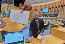 Photo of Nešković ostavio Špiriću pet KM na stolu u Parlamentu BiH: “Da se ne muči uzimajući popust za gorivo”