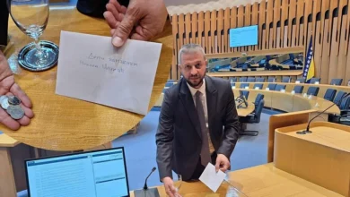 Photo of Nešković ostavio Špiriću pet KM na stolu u Parlamentu BiH: “Da se ne muči uzimajući popust za gorivo”