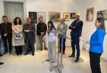 Photo of U gradskoj Art galeriji u Goraždu izložba Bajra Ljukovca „Sjećanje na Nedima“