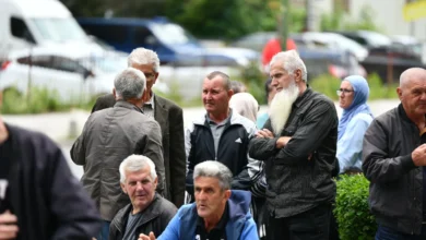 Photo of Blizu 250 radnika Krivaje ispred zgrade Vlade FBiH, krive premijera Nikšića: Mi nemamo hljeba da jedemo…