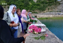 Photo of U Višegradu obilježene 34 godine od zločina nad Bošnjacima: Tri hiljade ruža spušteno u Drinu