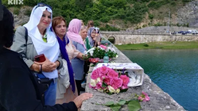 Photo of U Višegradu obilježene 34 godine od zločina nad Bošnjacima: Tri hiljade ruža spušteno u Drinu