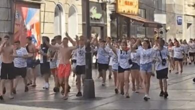 Photo of FINALNI, SAVRŠENO OBLIKOVANI PROIZVOD DRŽAVNE POLITIKE: Maturanti u centru Beograda skandirali ime ratnog zločinca Ratka Mladića