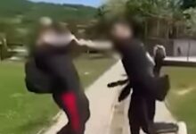 Photo of Uznemirujuće scene iz BiH: Dječak krvnički tukao vršnjaka, ostali snimali