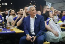 Photo of Komandant NATO štaba u Sarajevu prati utakmicu Zmajeva: Unikatnim čarapama pružio podršku BiH