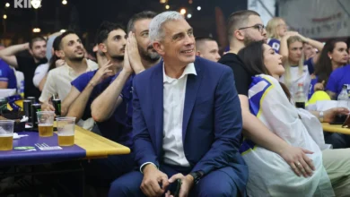 Photo of Komandant NATO štaba u Sarajevu prati utakmicu Zmajeva: Unikatnim čarapama pružio podršku BiH