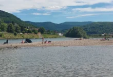 Photo of Visoke temperature izmamile građane na obale Drine: Počela sezona kupanja u Goraždu
