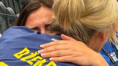 Photo of Majka Edina Džeke i Kerima Alajbegovića u zagrljaju na stadionu u Seattleu: Suze radosnice nakon pobjede Zmajeva