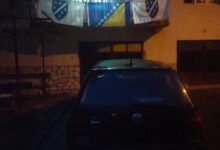Photo of Povratniku u Novo Goražde Mahiru Mirviću policija usred noći oduzela zastave s ljiljanima dok je gledao utakmicu reprezentacije