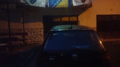 Photo of Povratniku u Novo Goražde Mahiru Mirviću policija usred noći oduzela zastave s ljiljanima dok je gledao utakmicu reprezentacije